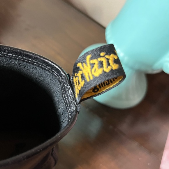 DR MARTENS 1460 LACE UP BOOTS. SIZE 8 - Picture 4 of 8